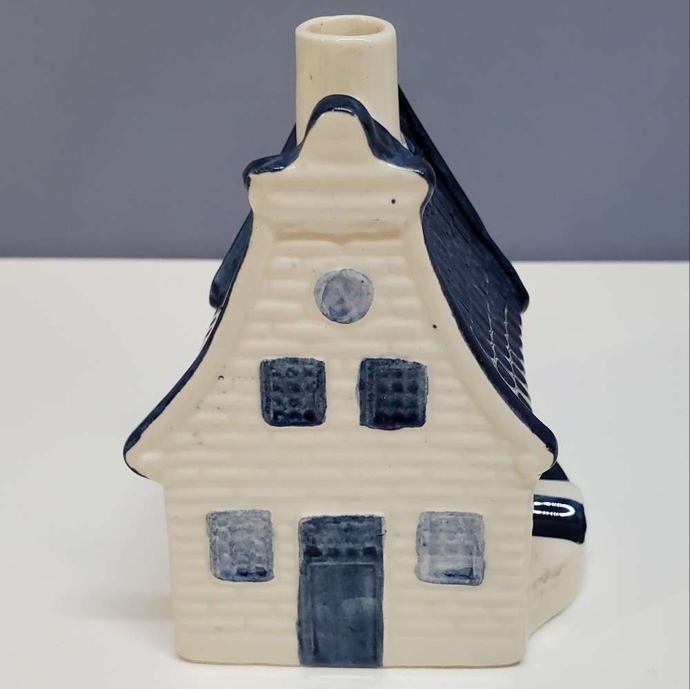 Blauw Delft Ceramic House Ashtray - Blue and White. EUC